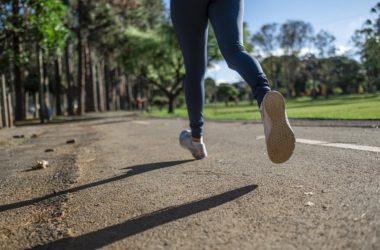 Běhání venku je lepší než domácí posilování. Jaké má výhody?