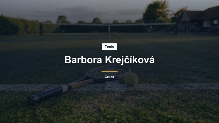 Tenisová raketa a míček na travnatém kurtu