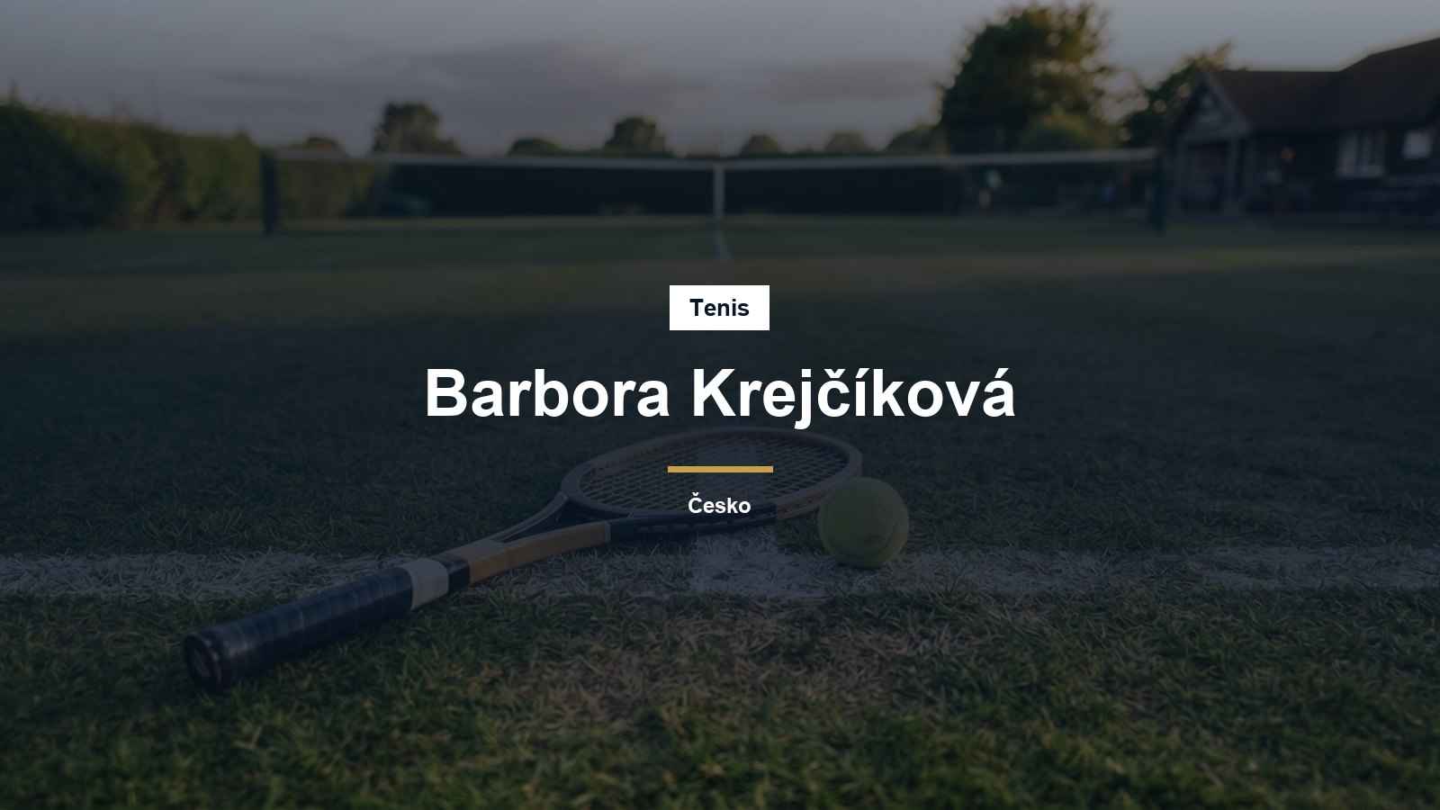Tenisová raketa a míček na travnatém kurtu