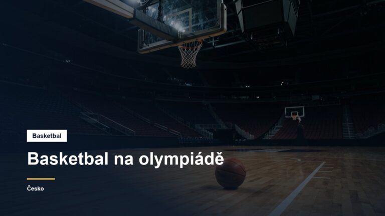 Basketbalový míč pod košem v prázdné aréně