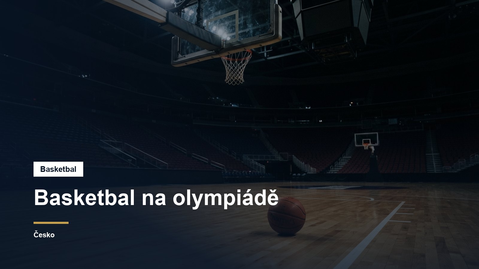 Basketbalový míč pod košem v prázdné aréně