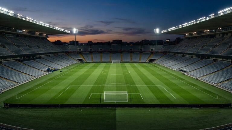 Prázdný fotbalový stadion za soumraku
