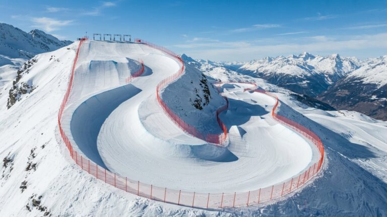 Prázdná trať snowboardcrossu s klopenými zatáčkami a vlnami