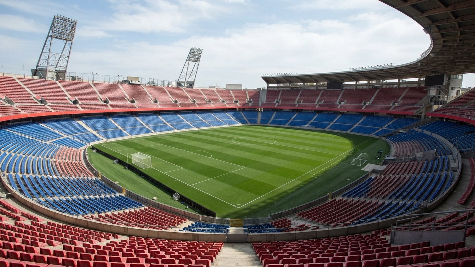 Prázdný fotbalový stadion s červenomodrými sedačkami