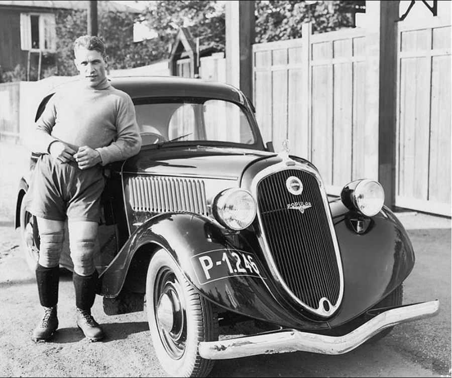 František Plánička s automobilem Škoda Popular – archivní fotografie
