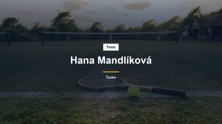 Tenisová raketa a míček na travnatém kurtu