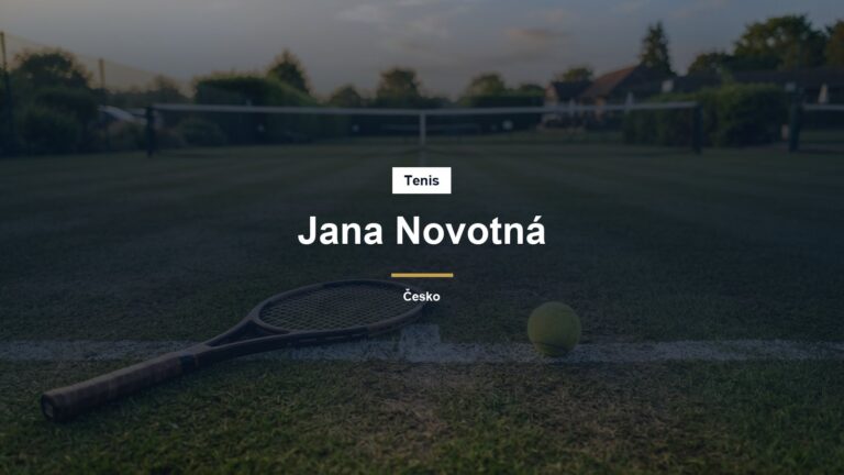 Tenisová raketa a míček na travnatém kurtu