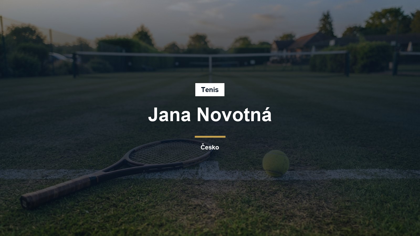 Tenisová raketa a míček na travnatém kurtu