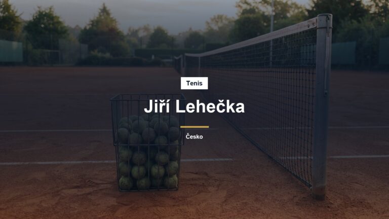 Tenisové míčky u sítě na antukovém kurtu