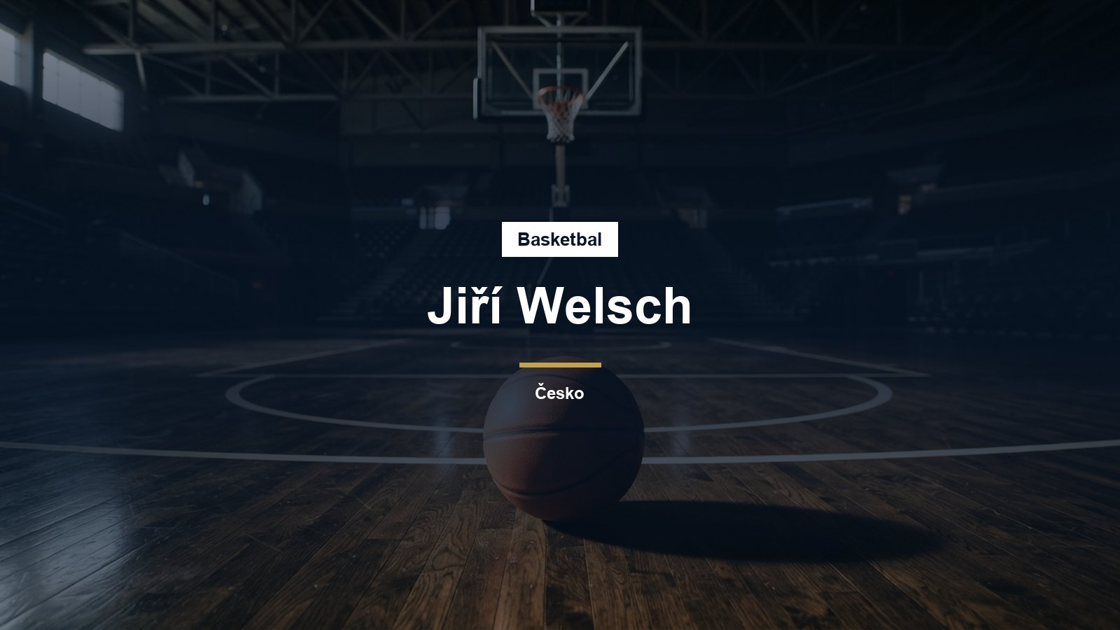 Basketbalový míč pod košem v prázdné hale