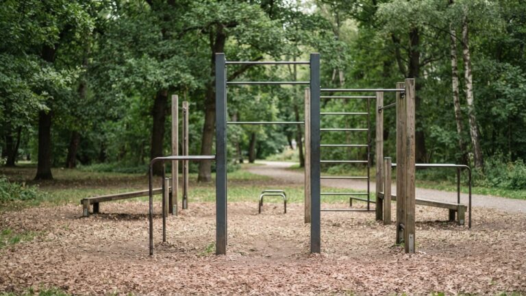 Venkovní workoutové hřiště s hrazdami