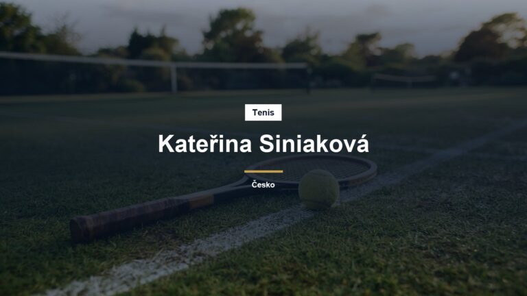 Tenisová raketa a míček na travnatém kurtu