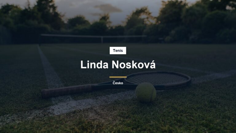 Tenisová raketa a míček na travnatém kurtu