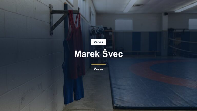 Zápasnické dresy zavěšené vedle žíněnky