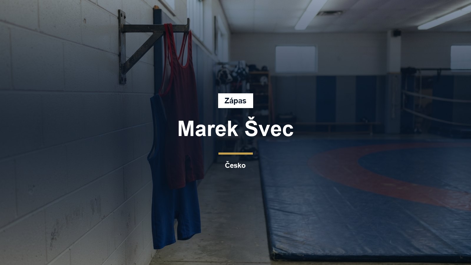 Zápasnické dresy zavěšené vedle žíněnky