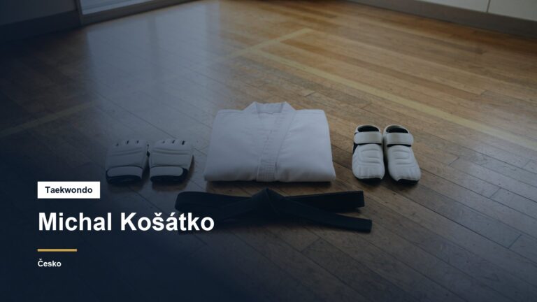 Dobok s černým pásem a chrániče na dřevěné podlaze