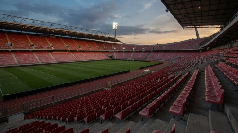 Prázdná tribuna fotbalového stadionu