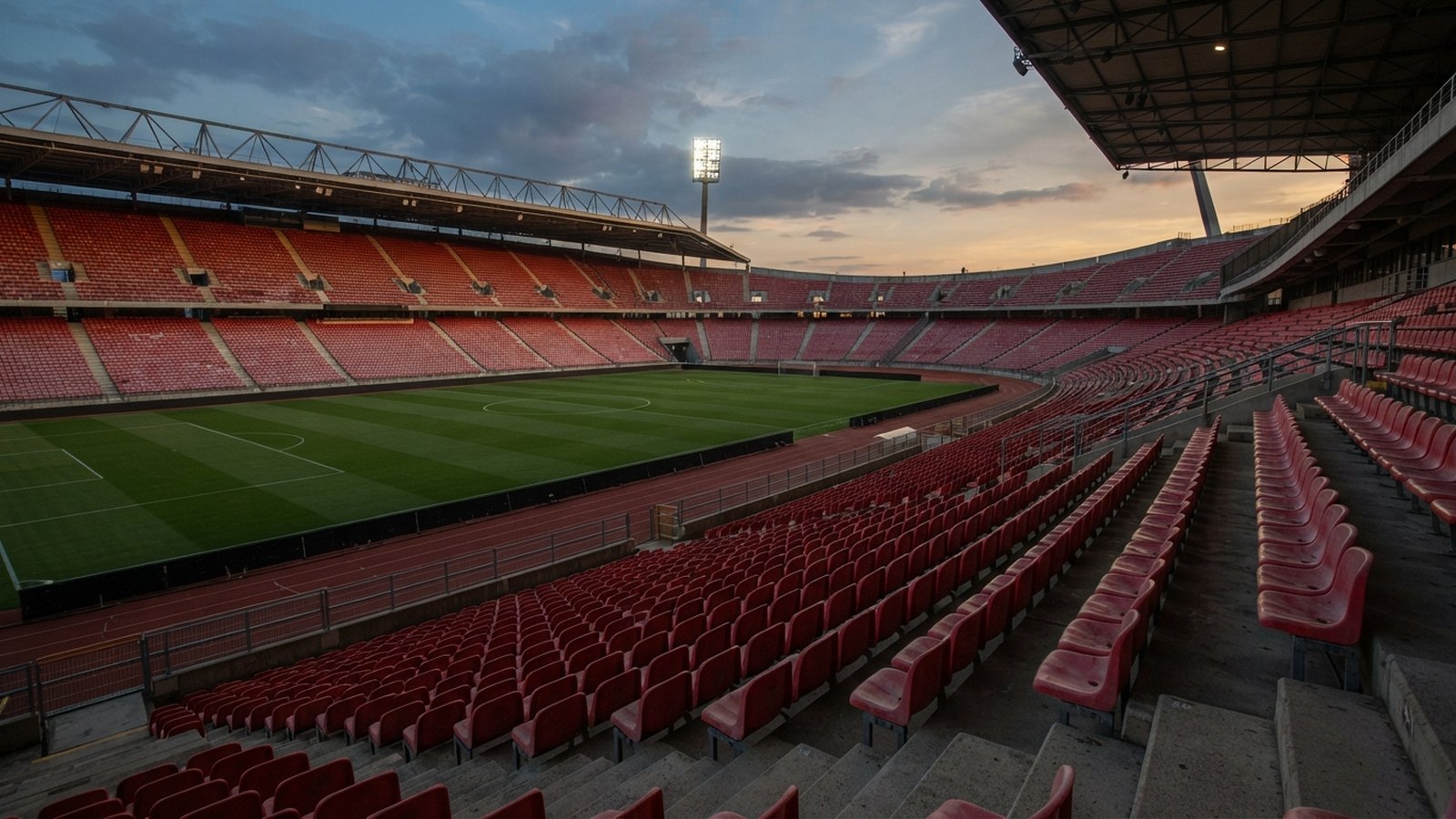 Prázdná tribuna fotbalového stadionu