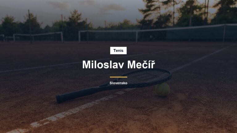 Tenisová raketa a míček na antukovém dvorci