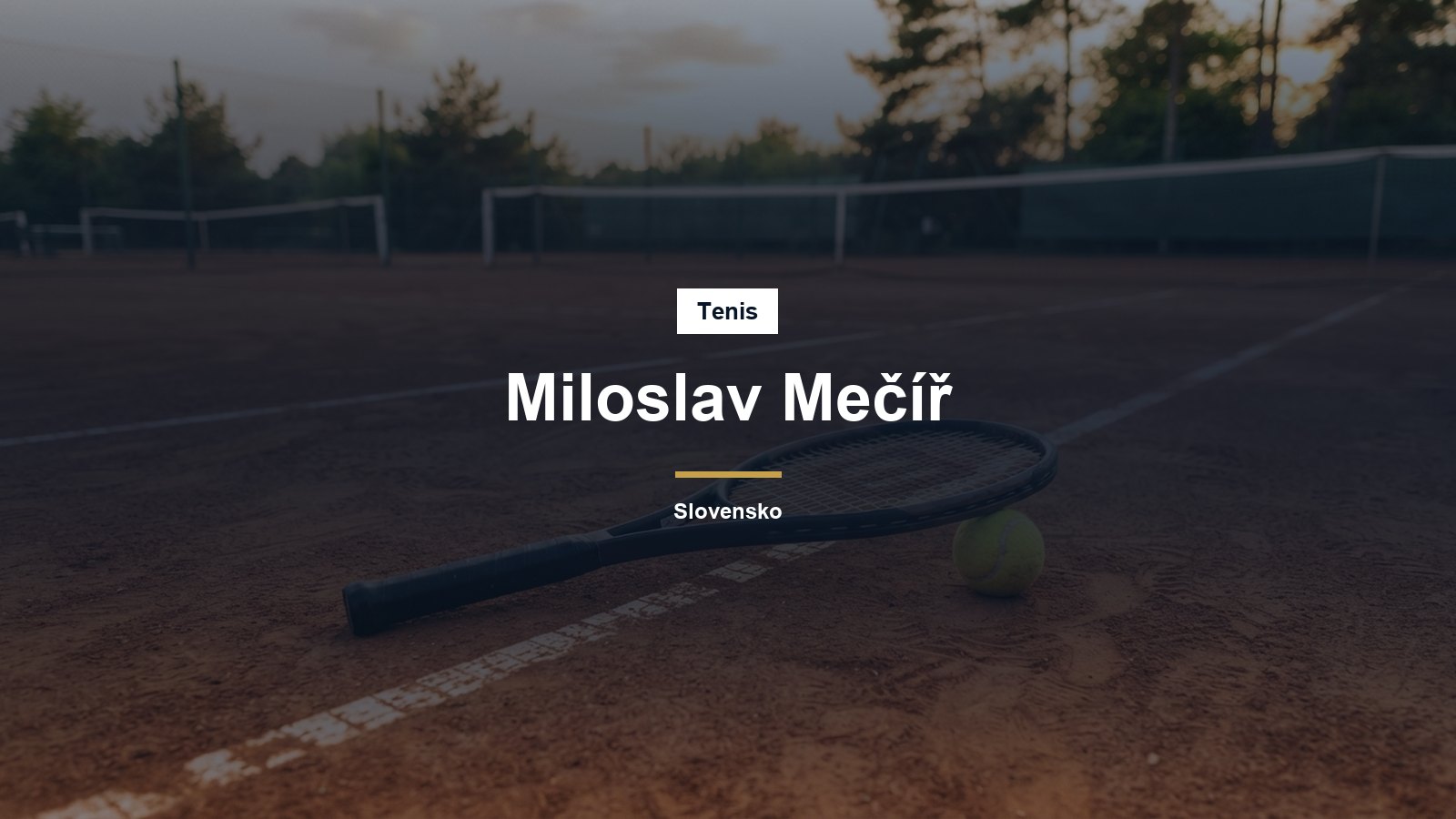 Tenisová raketa a míček na antukovém dvorci