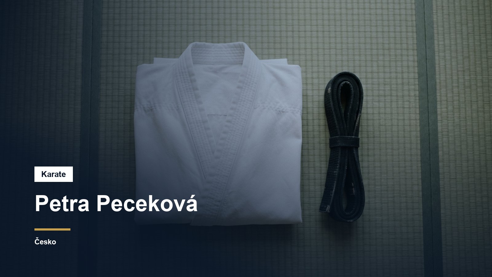 Karate kimono se složeným pásem na tatami