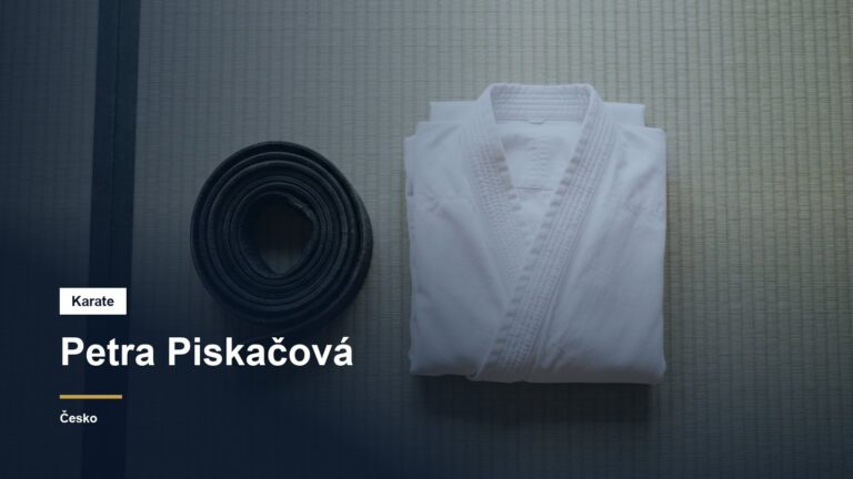 Svinutý černý pás vedle složeného kimona
