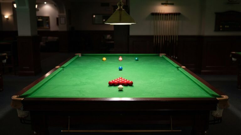 Snookerový stůl s rozestavěnými koulemi