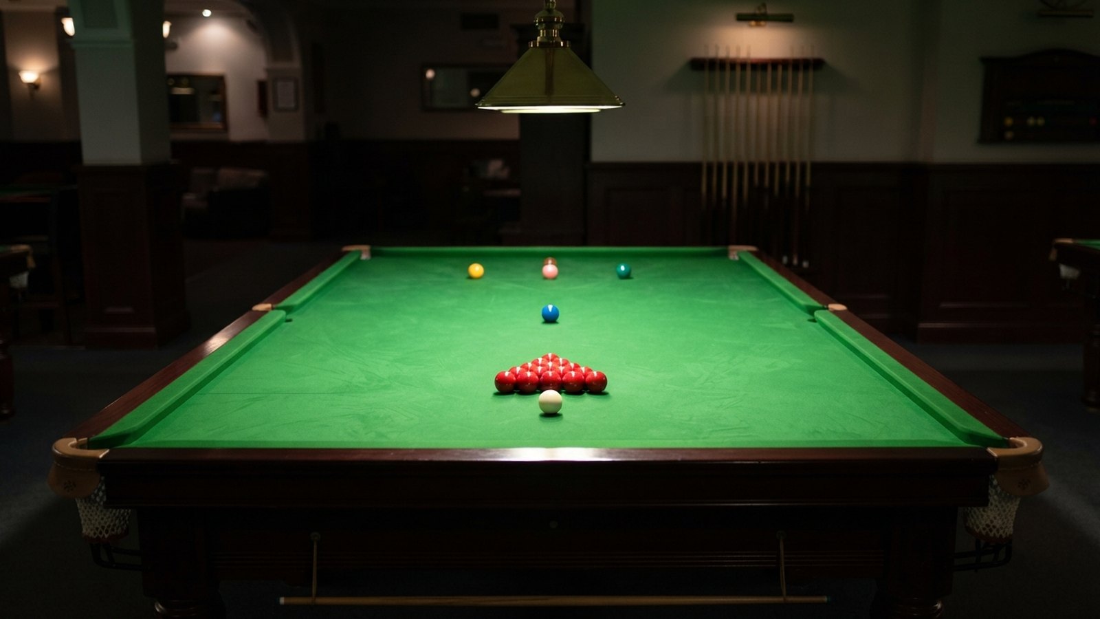 Snookerový stůl s rozestavěnými koulemi