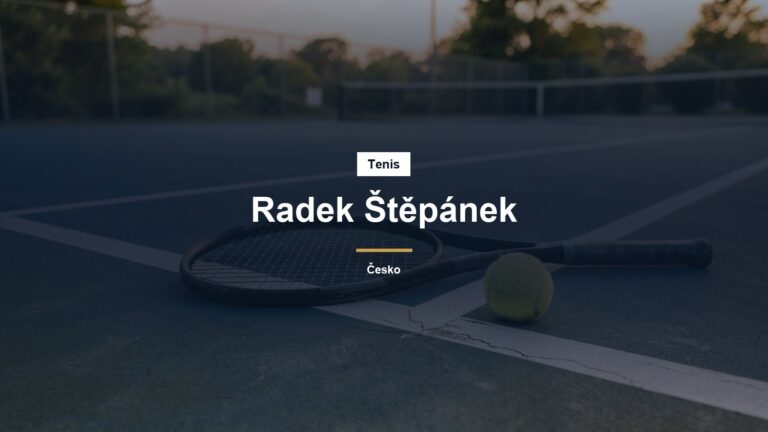 Tenisová raketa a míček na kurtu