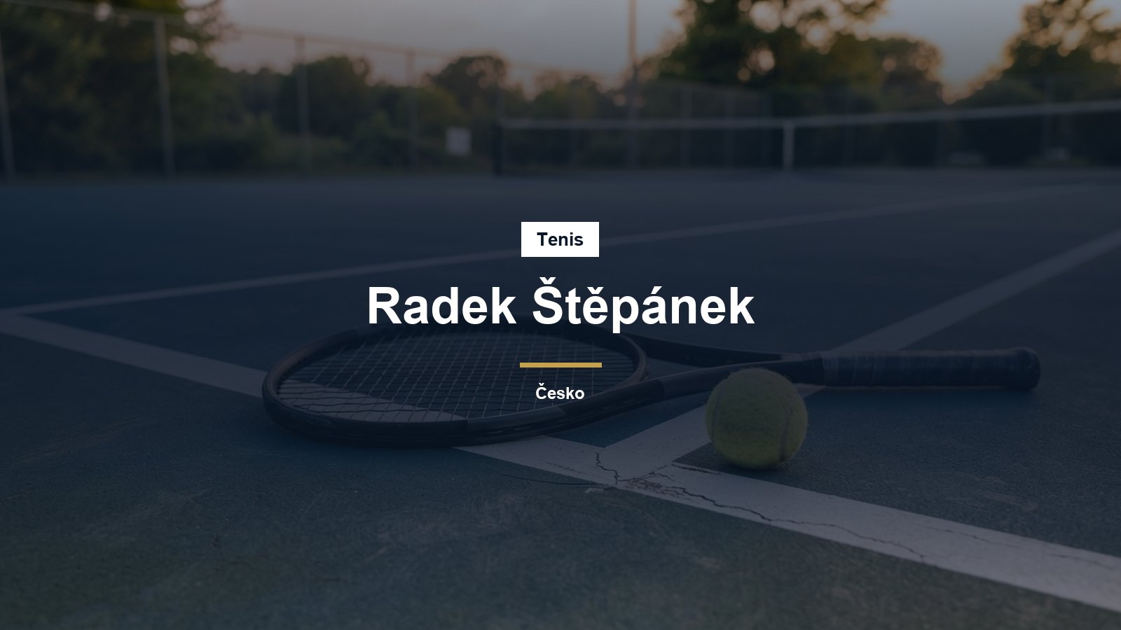 Tenisová raketa a míček na kurtu