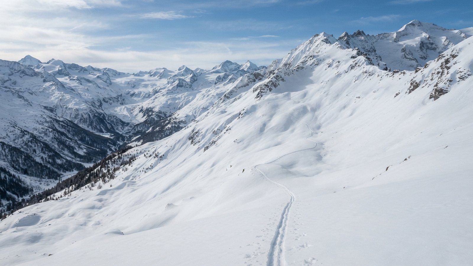 Stopy skialpinistů stoupající po zasněženém horském svahu