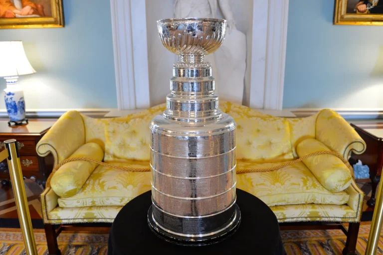 Stanley Cup vystavený na americkém ministerstvu zahraničí v březnu 2016