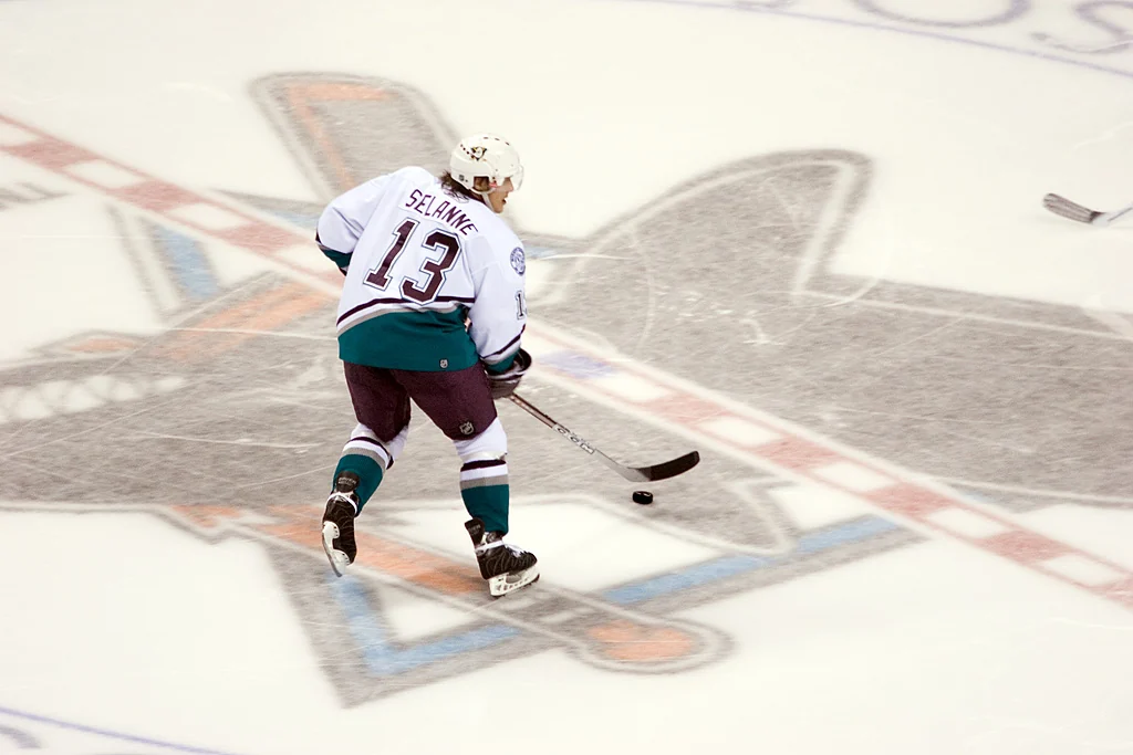 Teemu Selänne v dresu Anaheimu při zápase proti San Jose v roce 2006