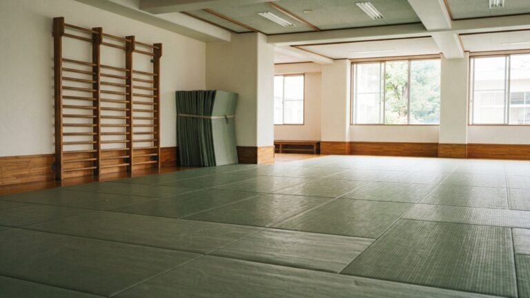 Judistická hala se zelenými tatami