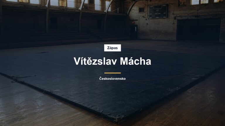 Opotřebovaná zápasnická žíněnka ve staré tělocvičně