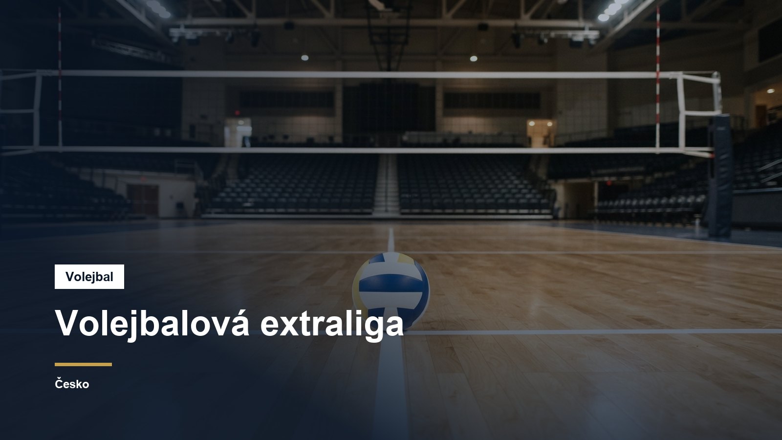 Volejbalový míč pod sítí v prázdné hale