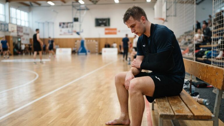 Sportovec s paží v závěsu po úrazu ramene